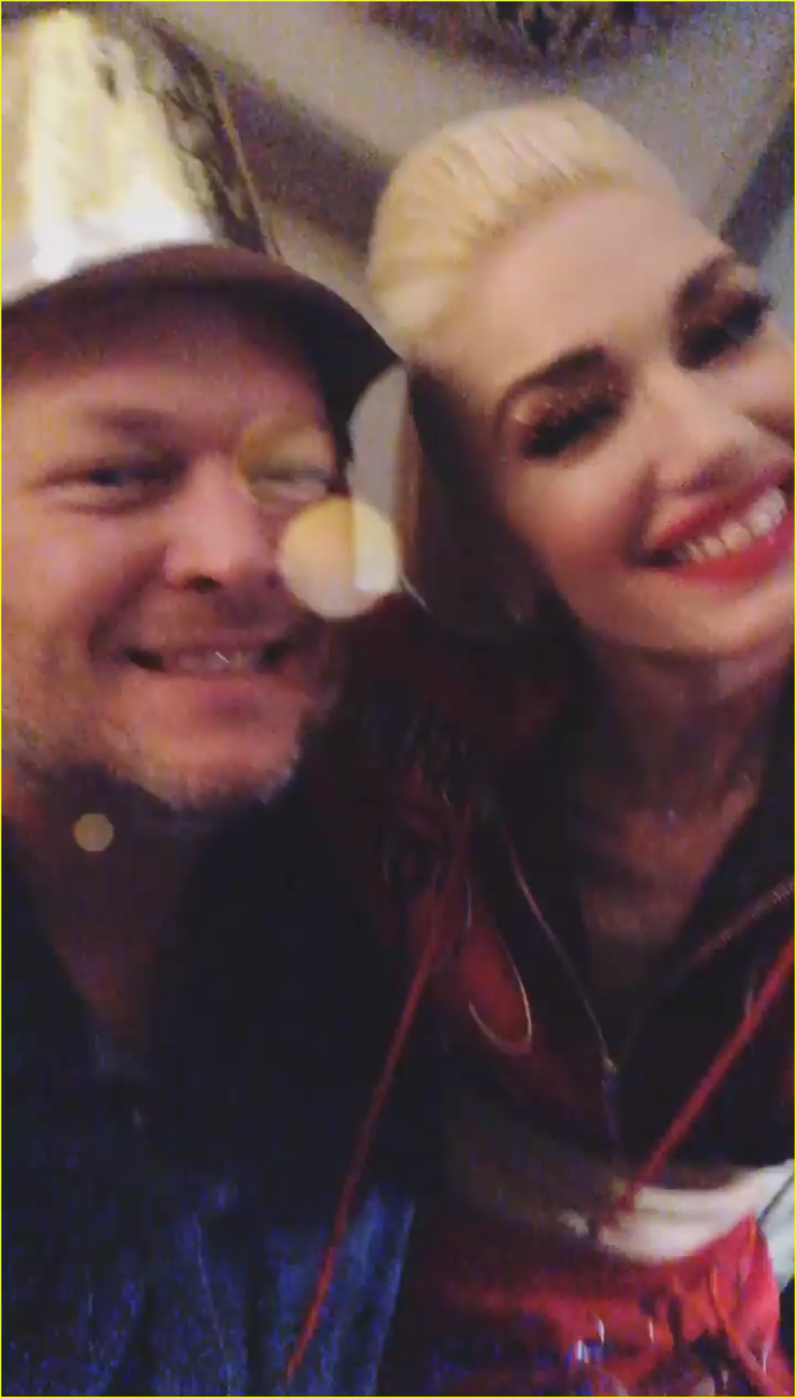 Photo gwen stefani blake shelton share new years eve kiss 01 Photo