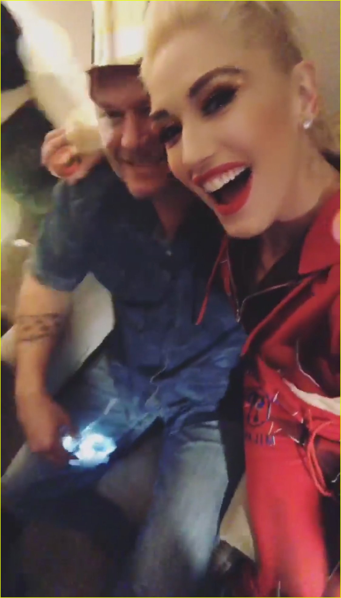 Photo gwen stefani blake shelton share new years eve kiss 06 Photo