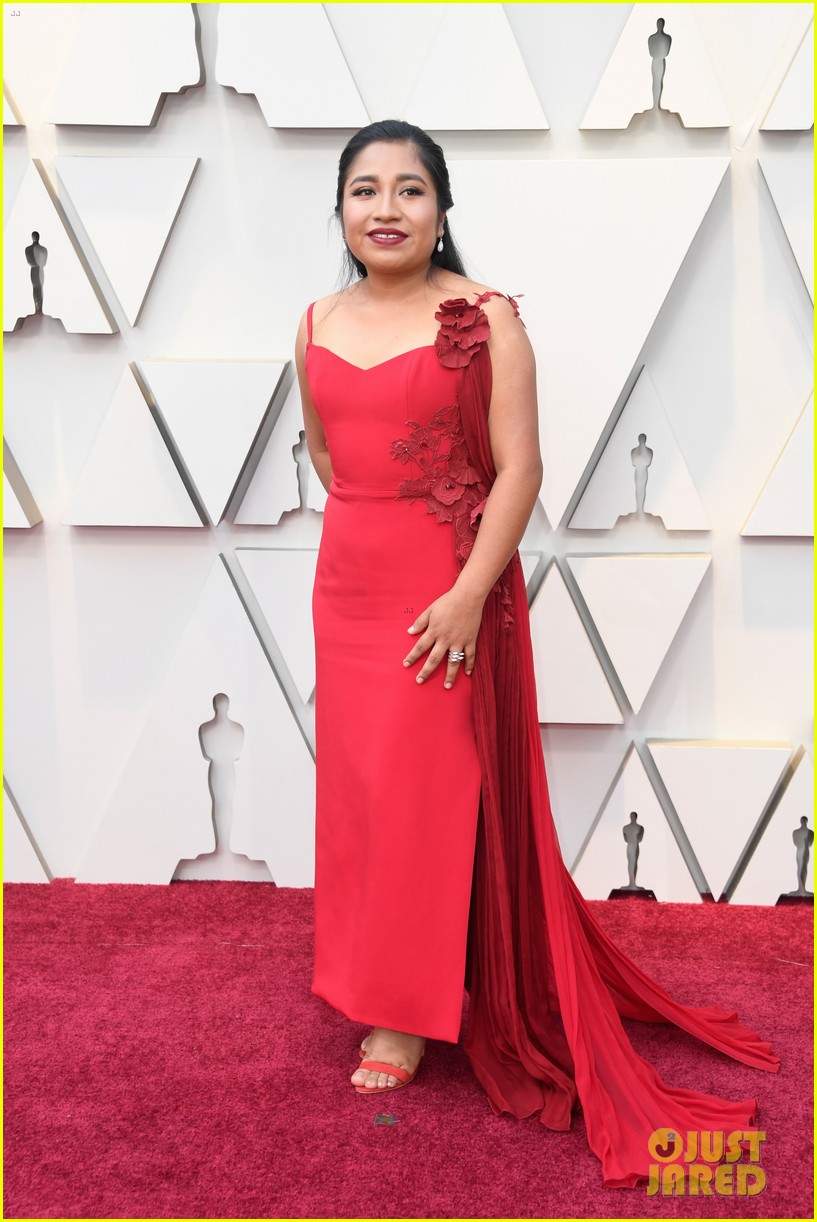Roma's Yalitza Aparicio & Marina de Tavira Stun at Oscars 2019 Photo(02)