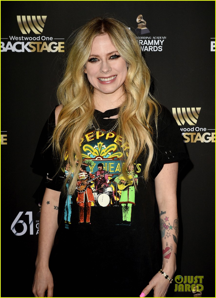 Avril Lavigne Promotes Her New Album �Head Above Water� in