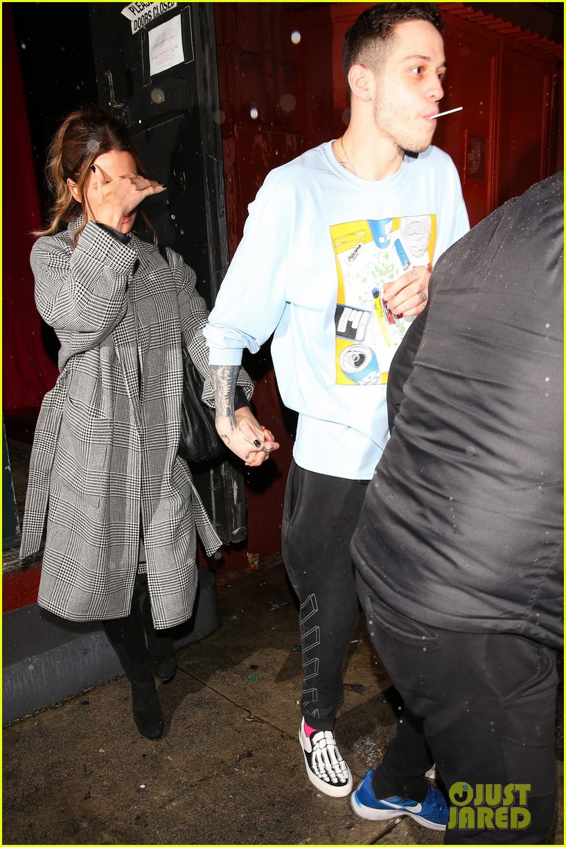 Kate Beckinsale & Pete Davidson Hold Hands After His Comedy Show Photo