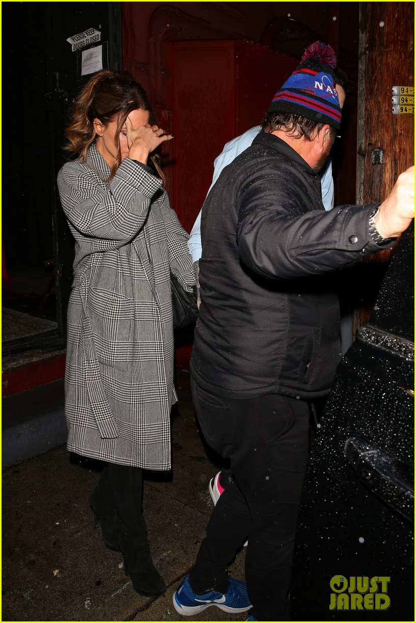 Kate Beckinsale & Pete Davidson Hold Hands After His Comedy Show Photo(02)