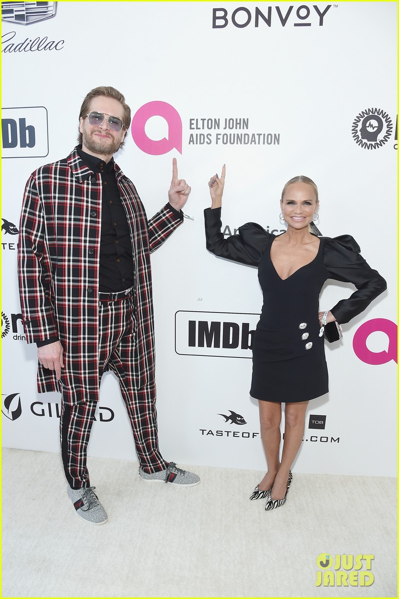 Photo kristin chenoweth christina ricci elton john oscars party 01
