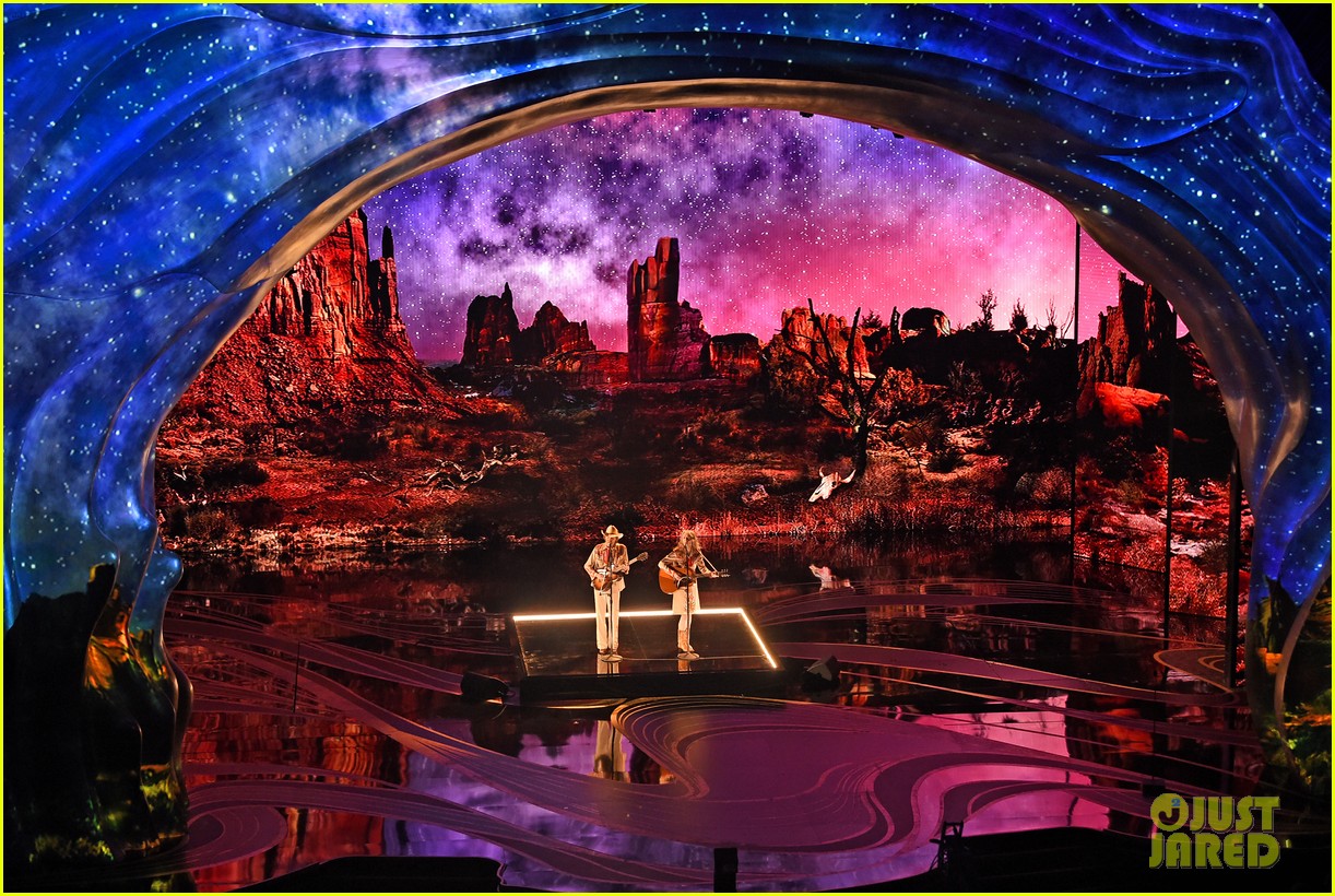 David Rawlings & Gillian Welch Perform 'When a Cowboy Trades His Spurs for Wings' at Oscars 2019