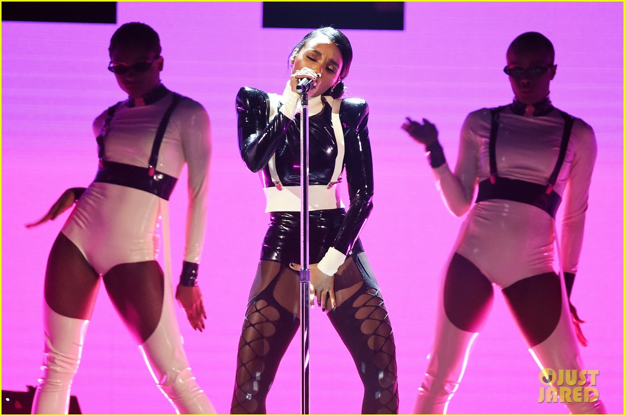 Janelle Monae Performs 'Make Me Feel' at Grammys 2019 (Video): Photo ...