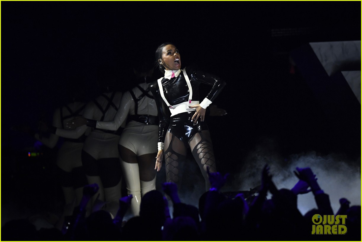 Janelle Monae Performs 'Make Me Feel'