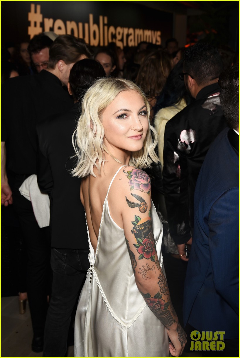 Sophie Turner & Joe Jonas Couple Up at Republic Records Grammys After