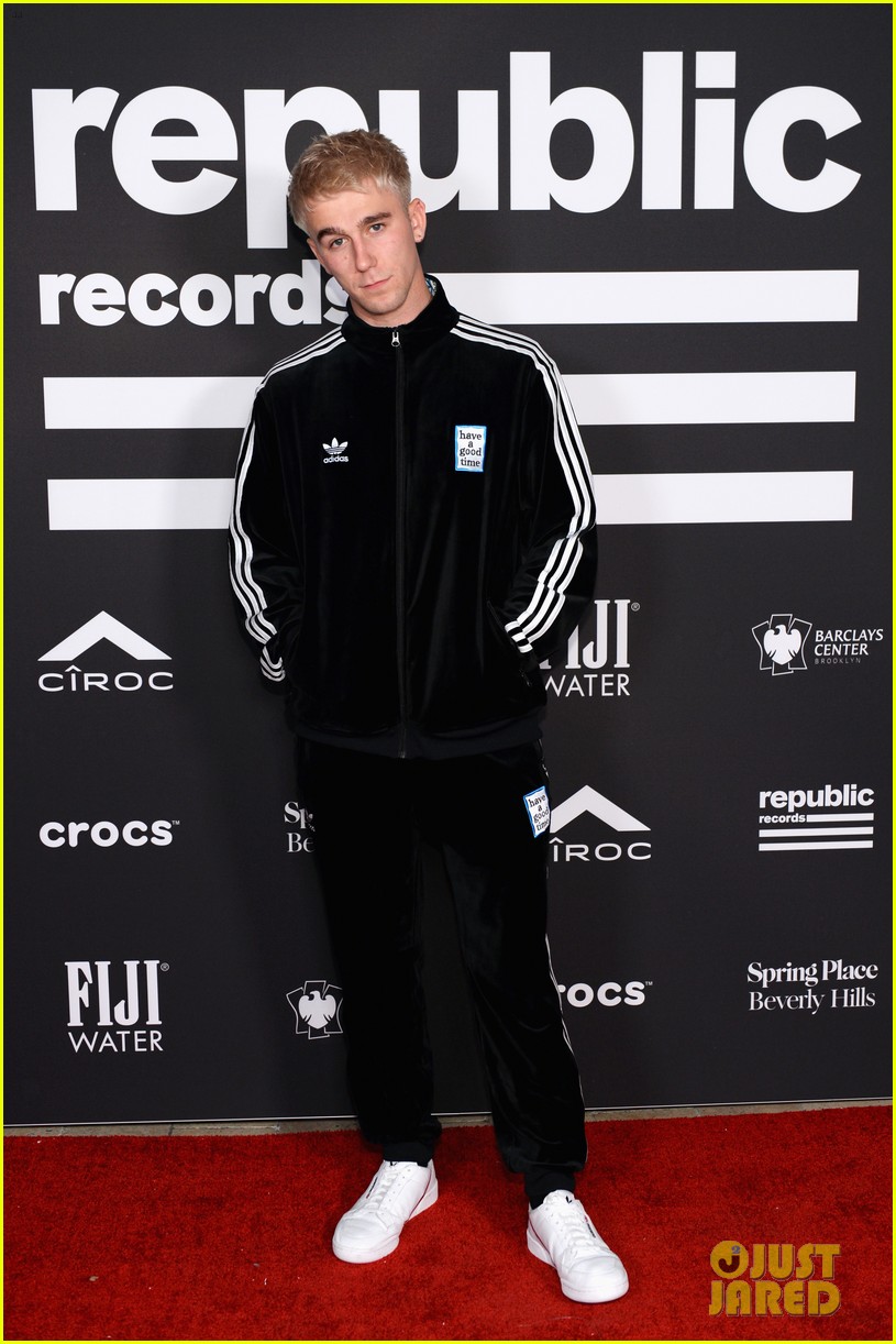 Sophie Turner & Joe Jonas Couple Up at Republic Records Grammys After