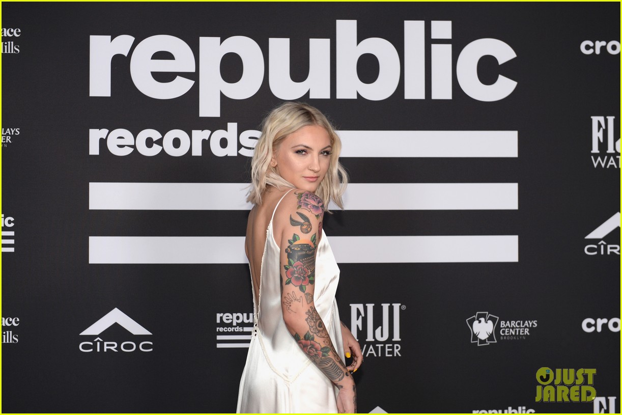 Sophie Turner & Joe Jonas Couple Up at Republic Records Grammys After