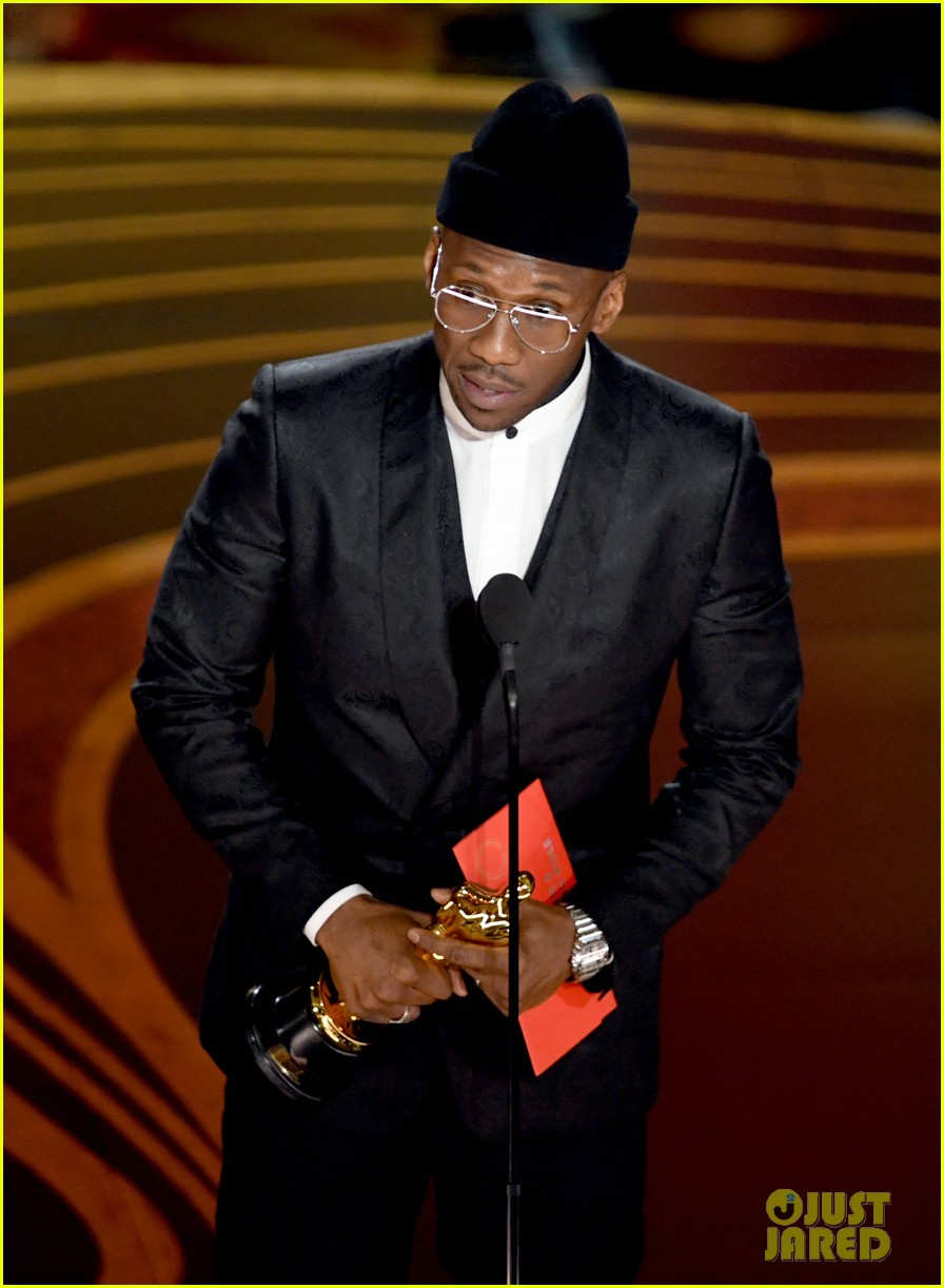 Mahershala Ali Wins Best Supporting Actor at Oscars 2019! Photo(00)