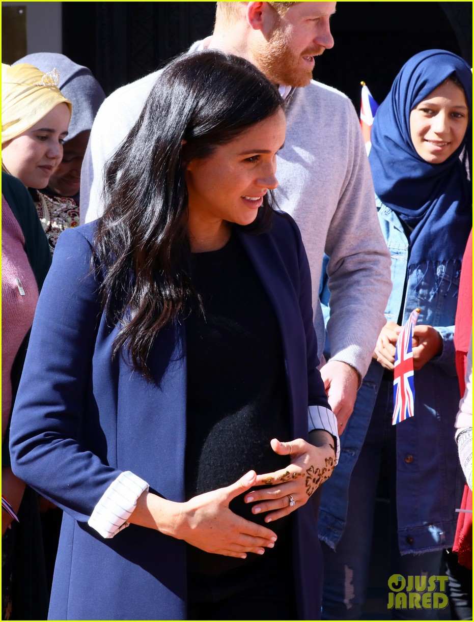 Pregnant Meghan Markle Gets a Henna Tattoo for Good Luck While Visiting(01)