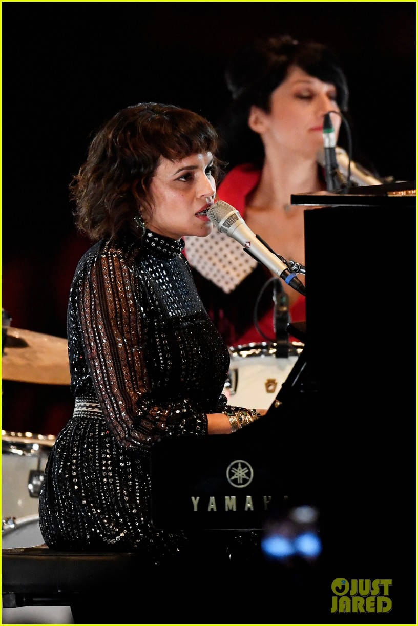 Pink Performs Dolly Parton's 'Jolene' at PreGrammys Event! Photo