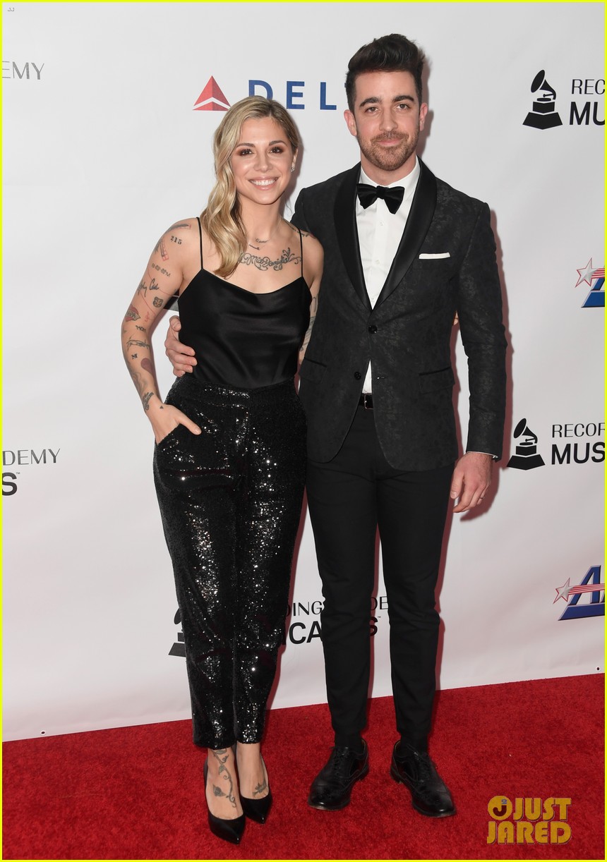 Pink Performs Dolly Parton's 'Jolene' at PreGrammys Event! Photo