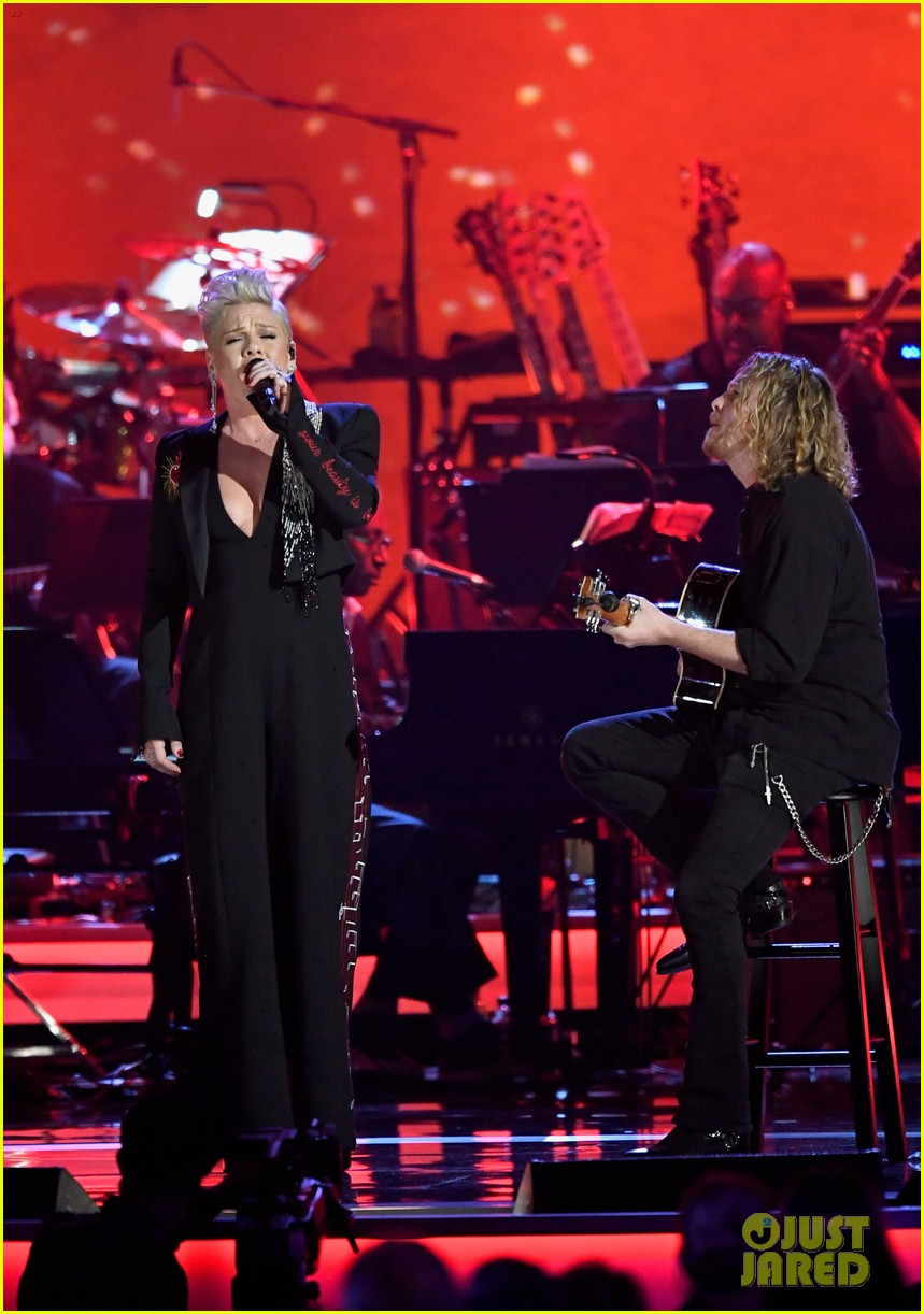 Pink Performs Dolly Parton's 'Jolene' at PreGrammys Event! Photo