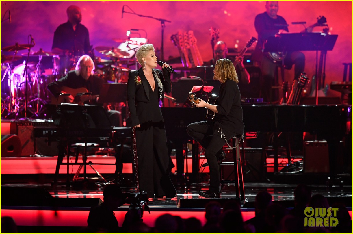 Pink Performs Dolly Parton's 'Jolene' at PreGrammys Event! Photo