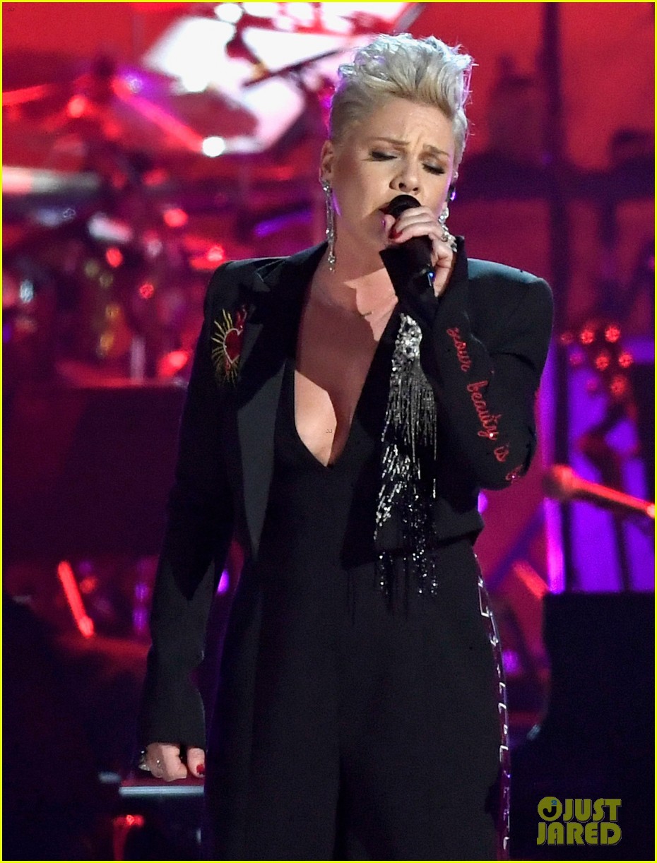 Pink Performs Dolly Parton's 'Jolene' at PreGrammys Event! Photo