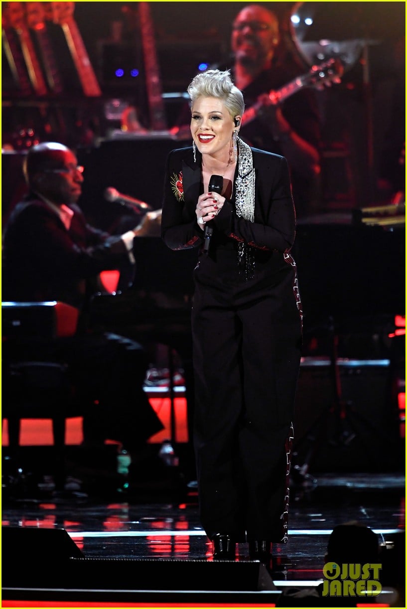 Pink Performs Dolly Parton's 'Jolene' at PreGrammys Event! Photo