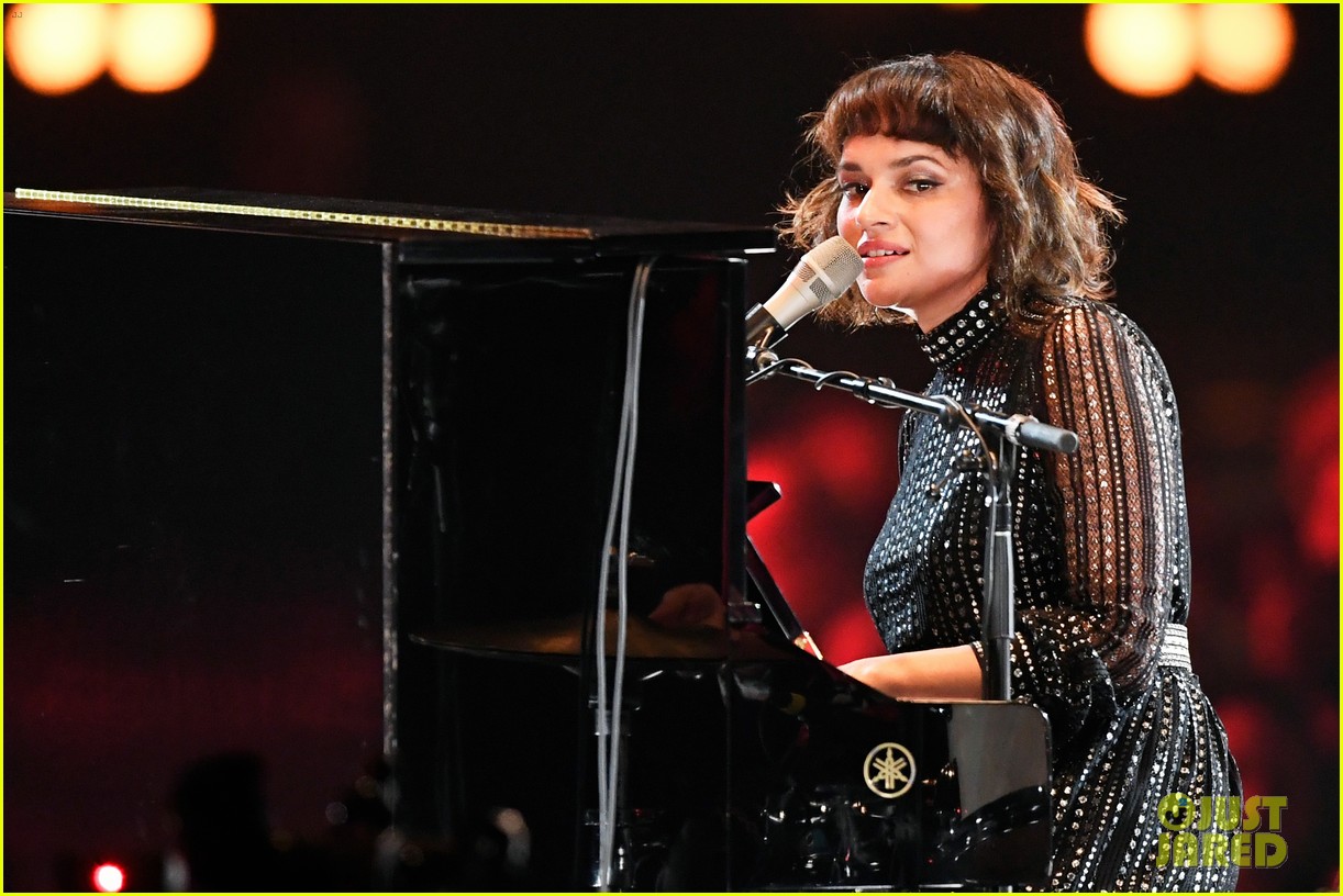 Pink Performs Dolly Parton's 'Jolene' at PreGrammys Event! Photo