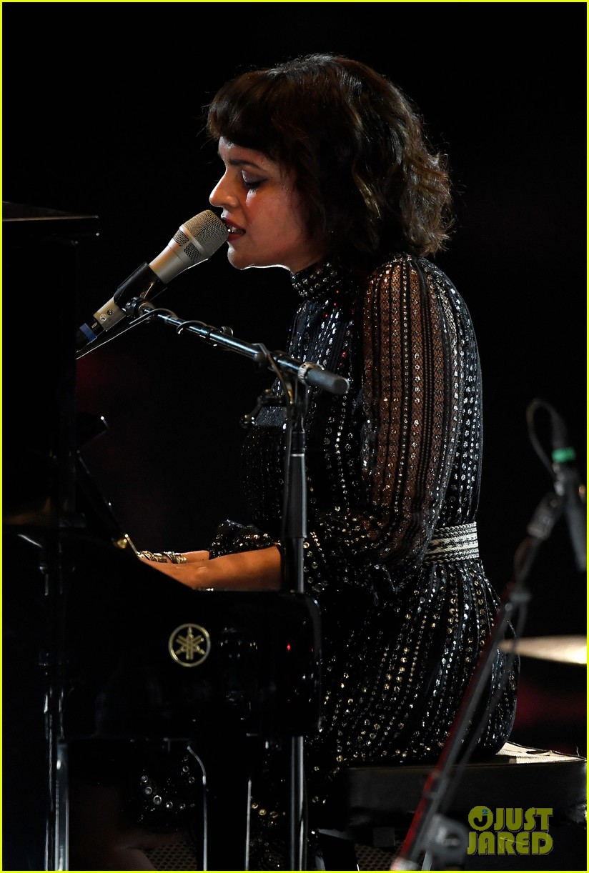 Pink Performs Dolly Parton's 'Jolene' at PreGrammys Event! Photo