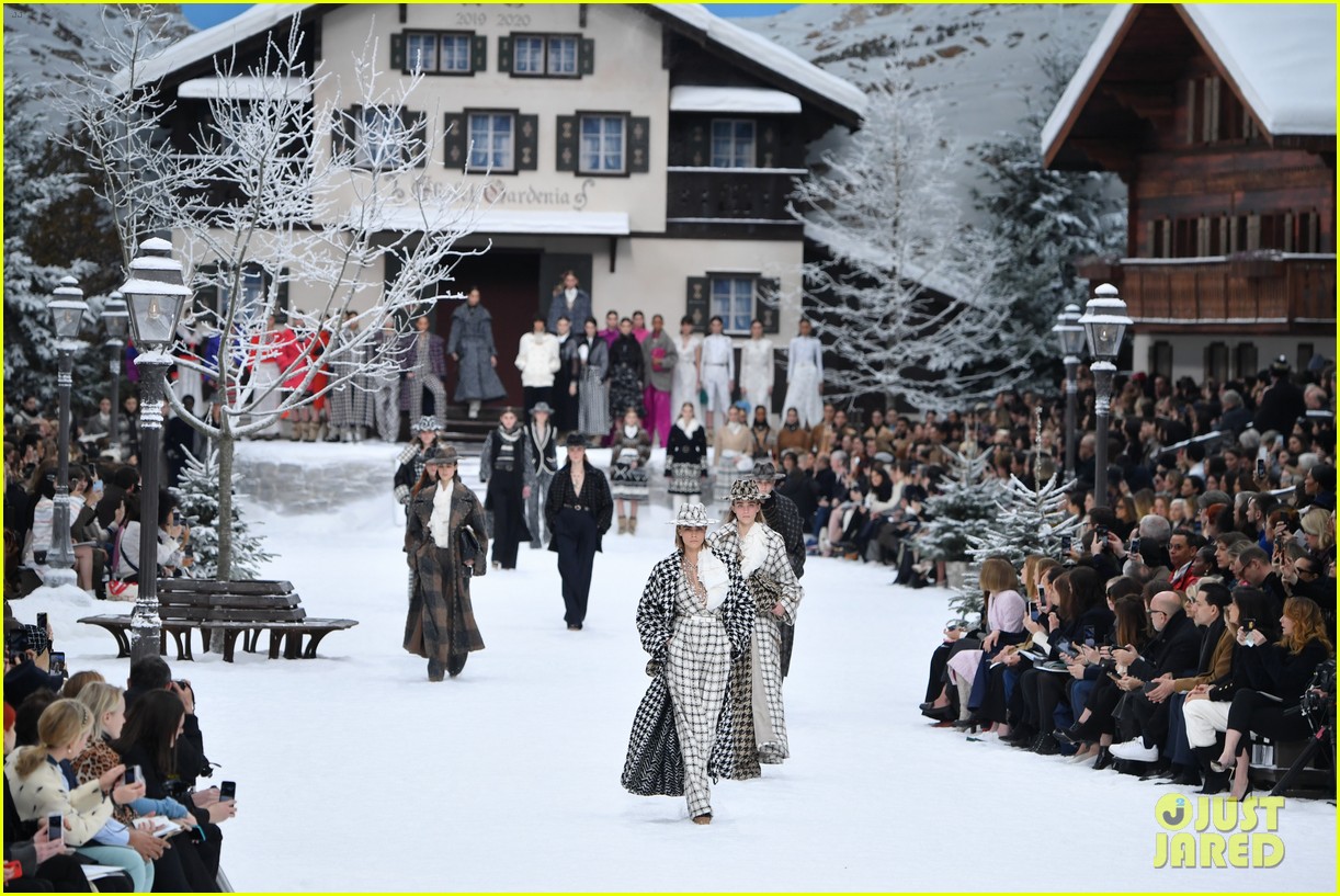 Photo: cara delevingne ashley benson paris march 2019 10 | Photo