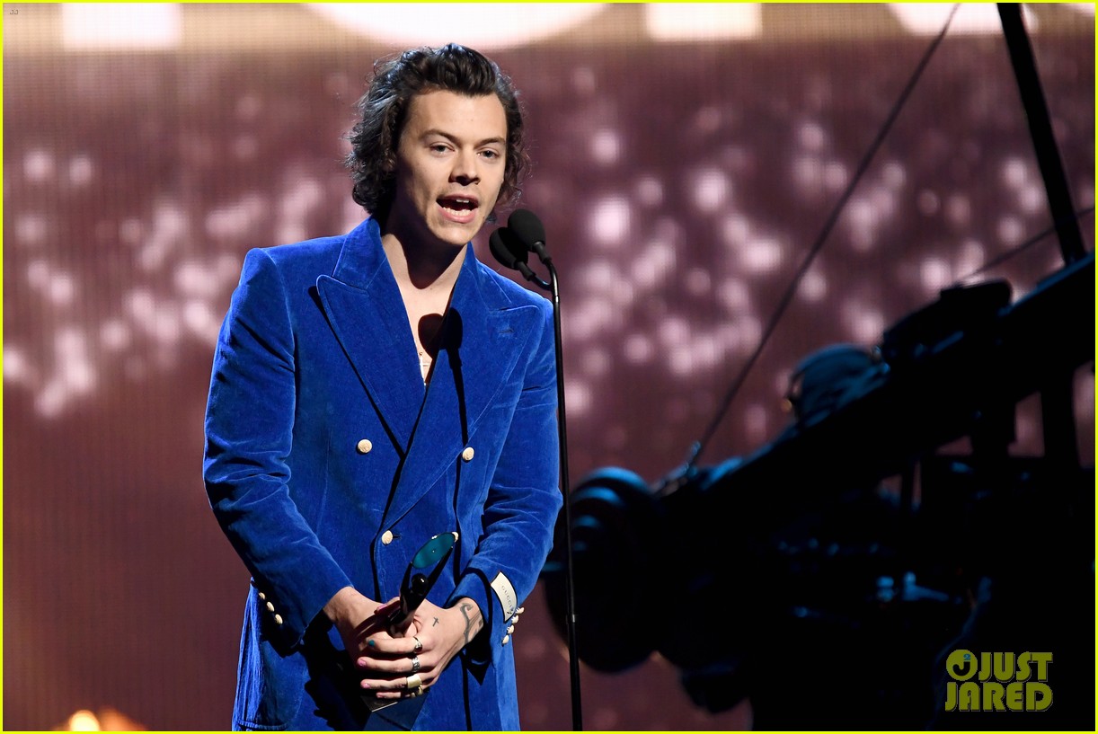 Harry Styles Performs With Stevie Nicks At Rock Roll Hall Of Fame Induction Ceremony Watch Now Photo Harry Styles Stevie Nicks Pictures Just Jared