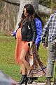 sarah hyland sports huge baby bump on modern family set 01