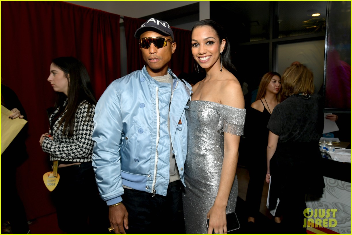 Jamie Foxx Pharrell Williams Meet Up At Iheartradio Music Awards 19 Photo 19 Iheartradio Music Awards Corrine Foxx Dj Mustard Jamie Foxx Pharrell Williams Pictures Just Jared