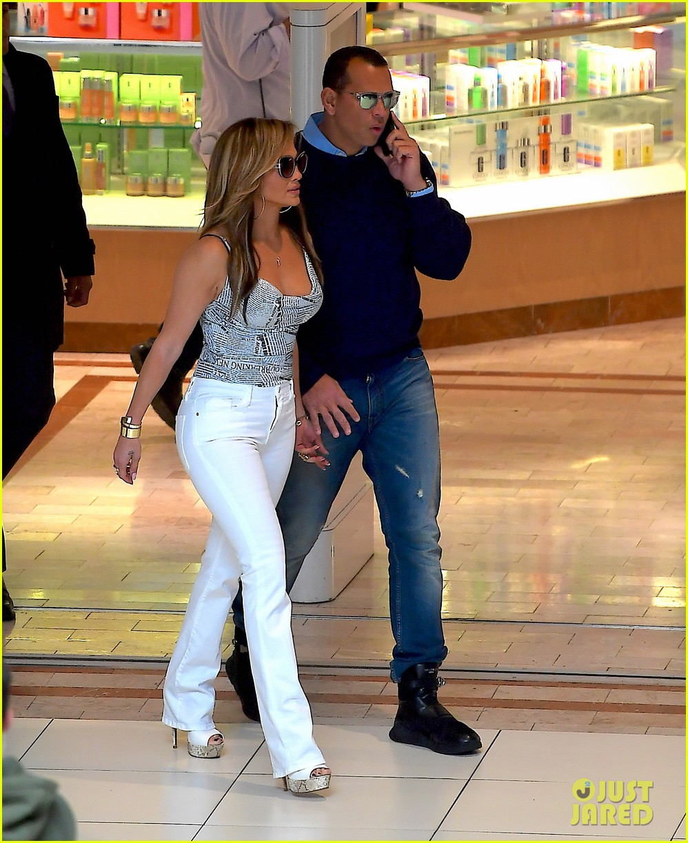 Jennifer Lopez & Alex Rodriguez Share a Kiss on the Set of 'Hustlers