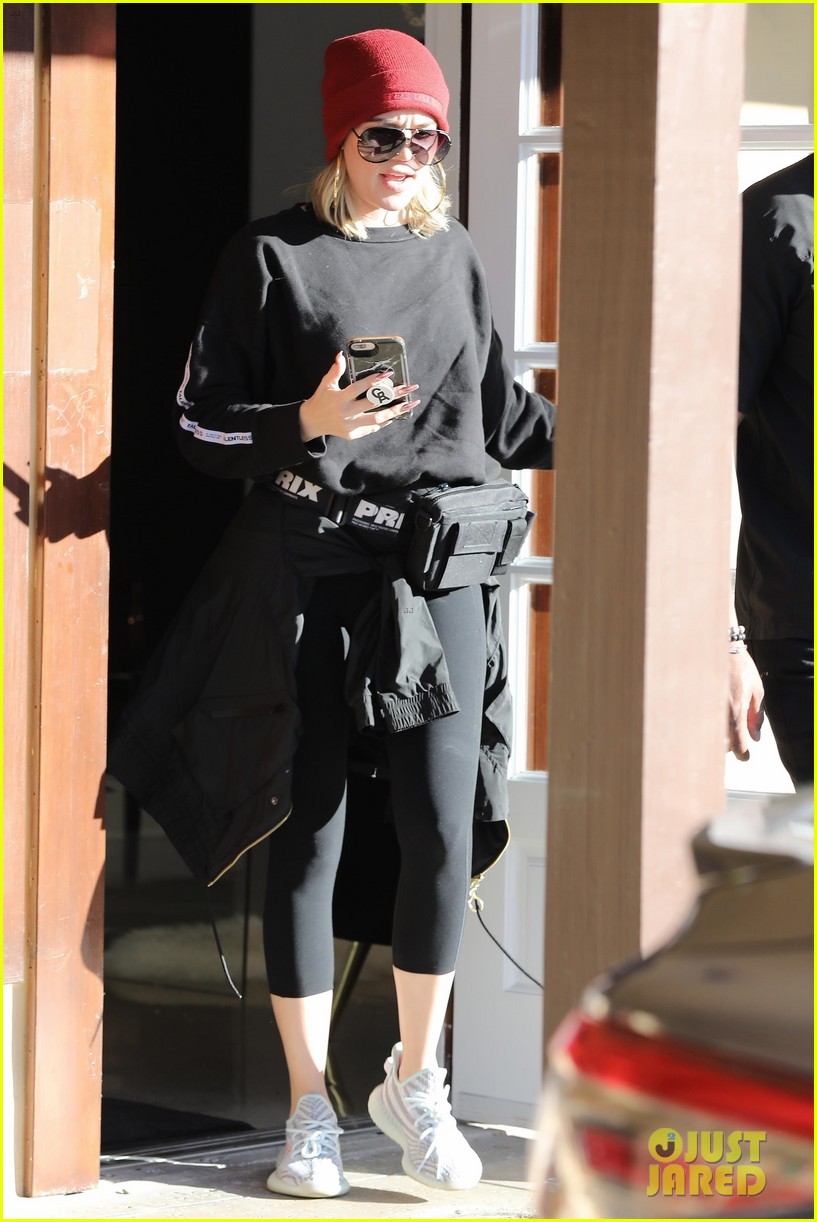 Khloe Kardashian Stops by Dermatologist Office in Calabasas Photo