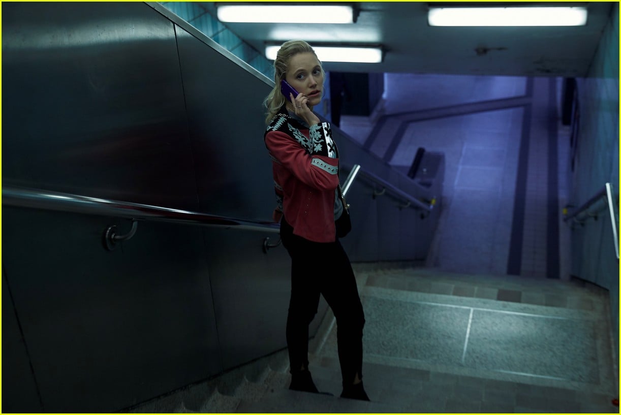 Photo maika monroe 10 fun facts 03 Photo 4250095 Just Jared