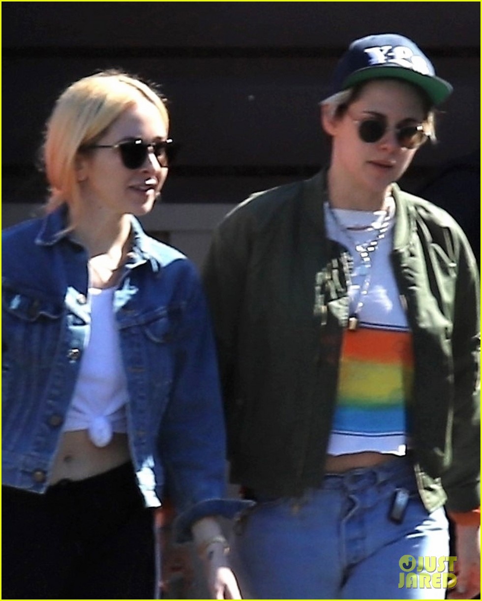 Kristen Stewart Spotted On a Grocery Run with Sara Dinkin: Photo