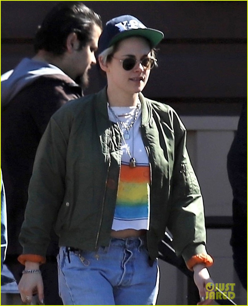 Kristen Stewart Spotted On a Grocery Run with Sara Dinkin: Photo