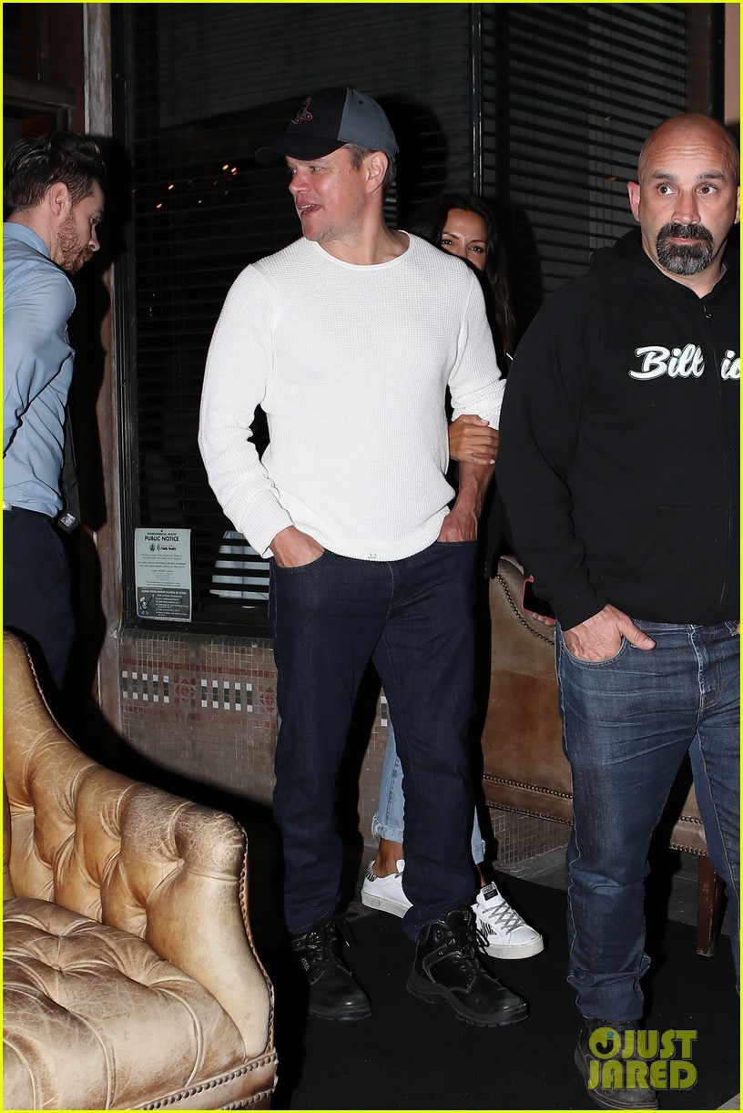 Chris Hemsworth & Matt Damon Double Date with Their Wives! Photo