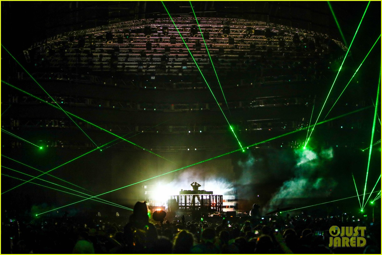 Ellie Goulding Gives Surprise Coachella Performance During Diplo's Set