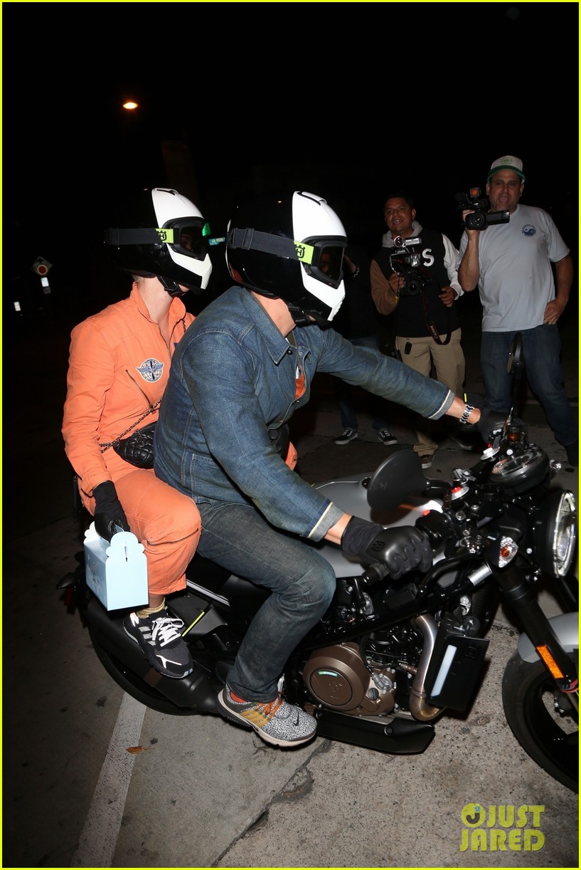 Katy Perry & Orlando Bloom Take a Motorcycle Ride to Dinner! Photo(02)