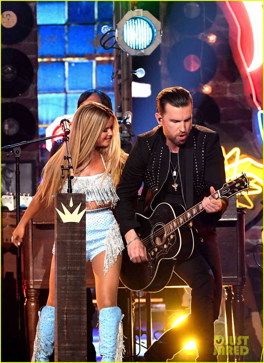 Maren Morris Joins Brothers Osborne for ACM Awards 2019 Performance(00)