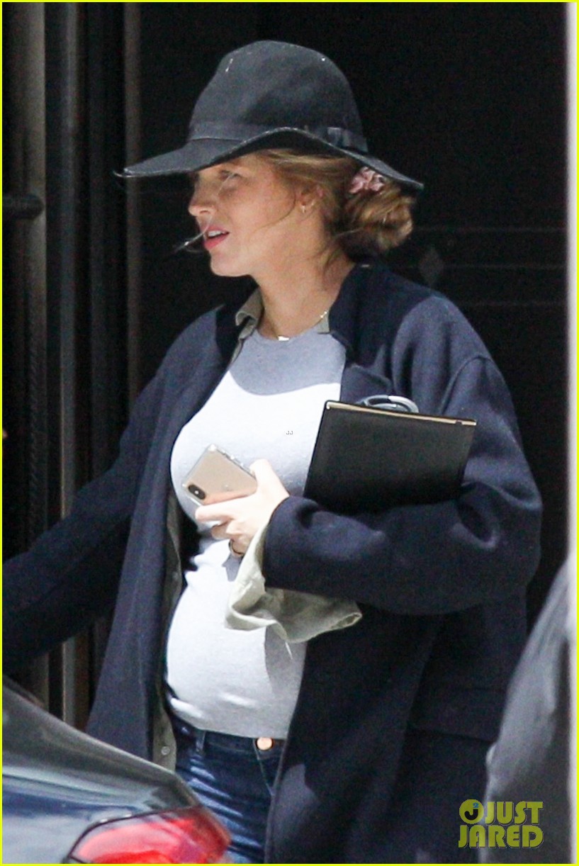 Pregnant Blake Lively Shows Off Her Baby Bump in Boston Photo 4298849(02)