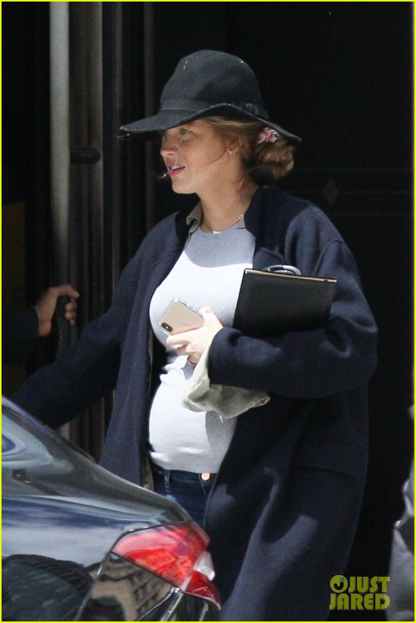 Pregnant Blake Lively Shows Off Her Baby Bump in Boston Photo 4298850