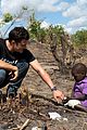 orlando bloom visits children displaced by cyclone idai in mozambique 05