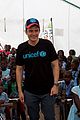 orlando bloom visits children displaced by cyclone idai in mozambique 07