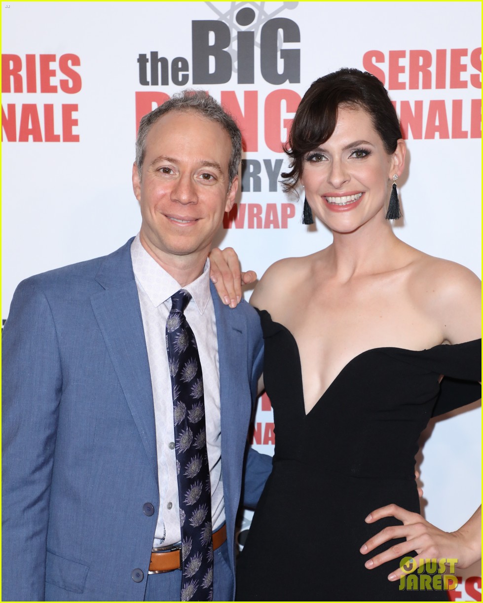 Photo kaley cuoco jim parsons mayim bialik celebrate big bang theory