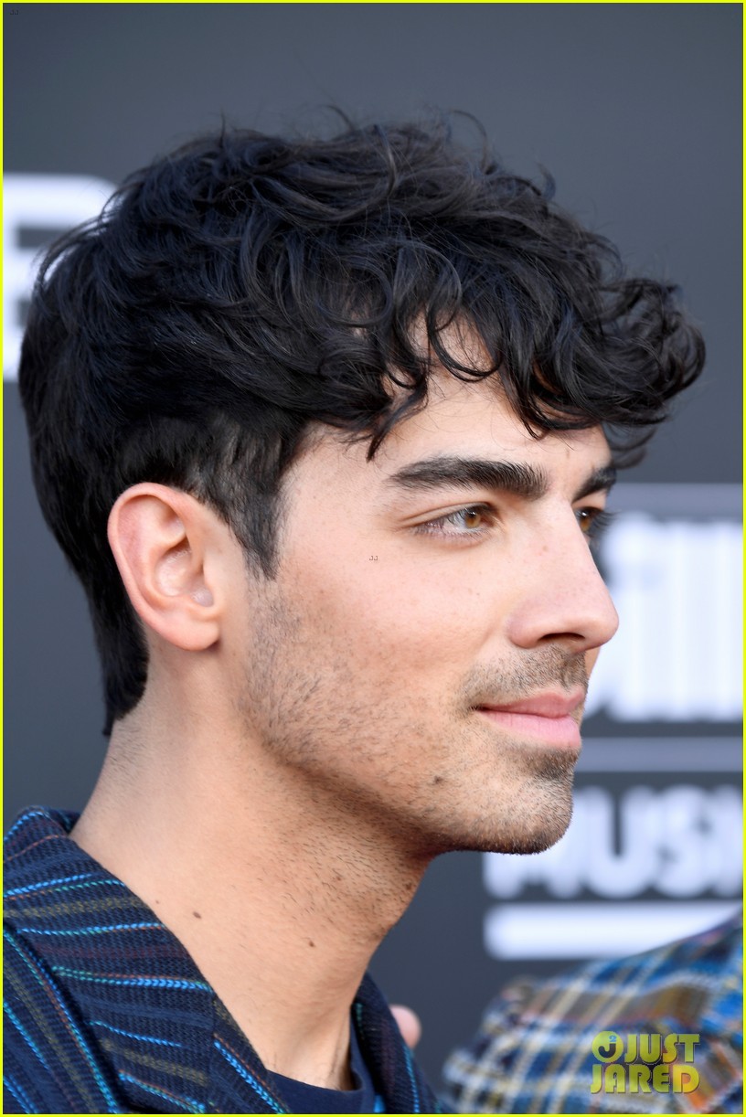 Watch Joe Jonas & Sophie Turner's Sweet Backstage Moment at Billboard