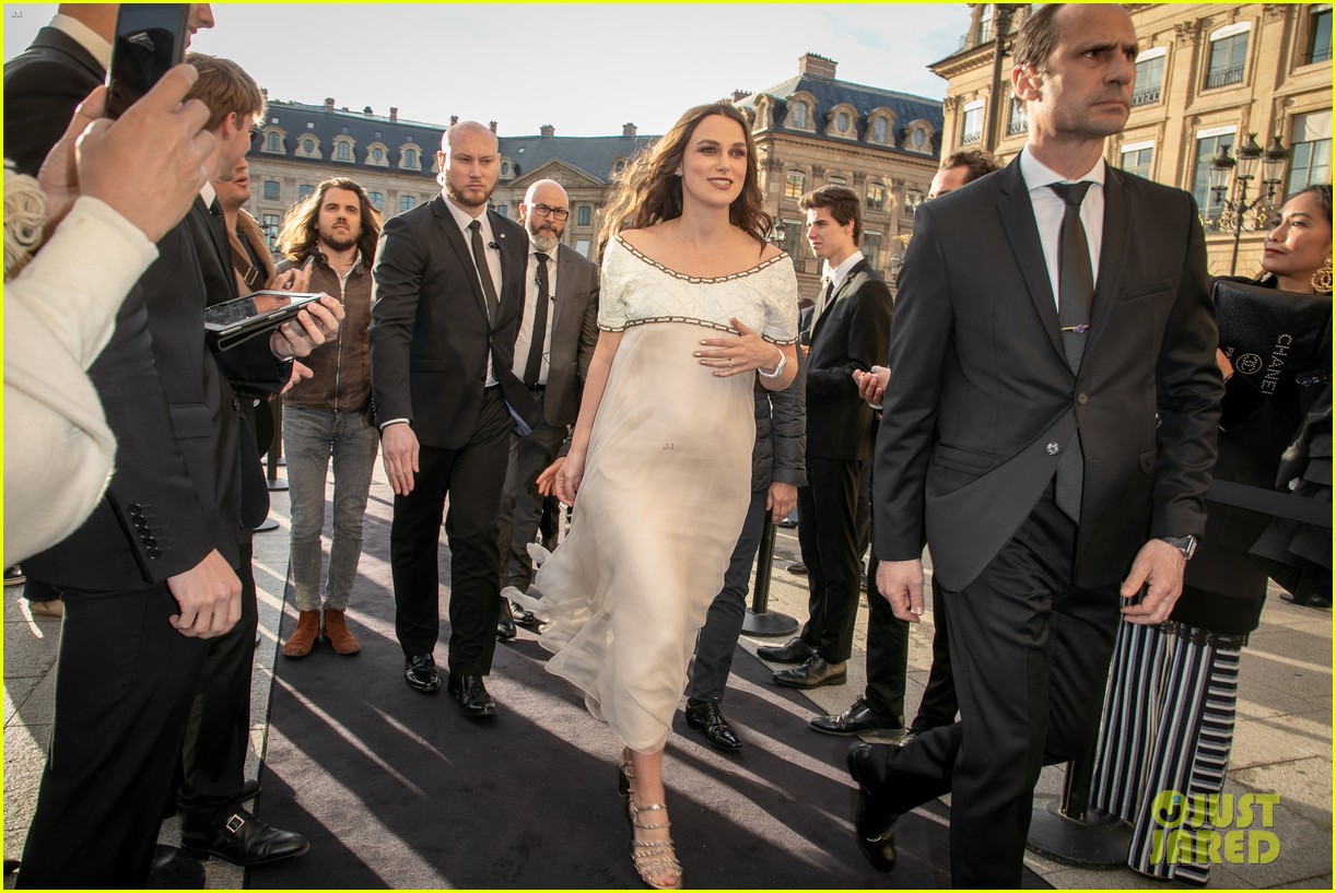 Keira Knightley Pregnant with Second Child, Debuts Baby Bump at Chanel(02)