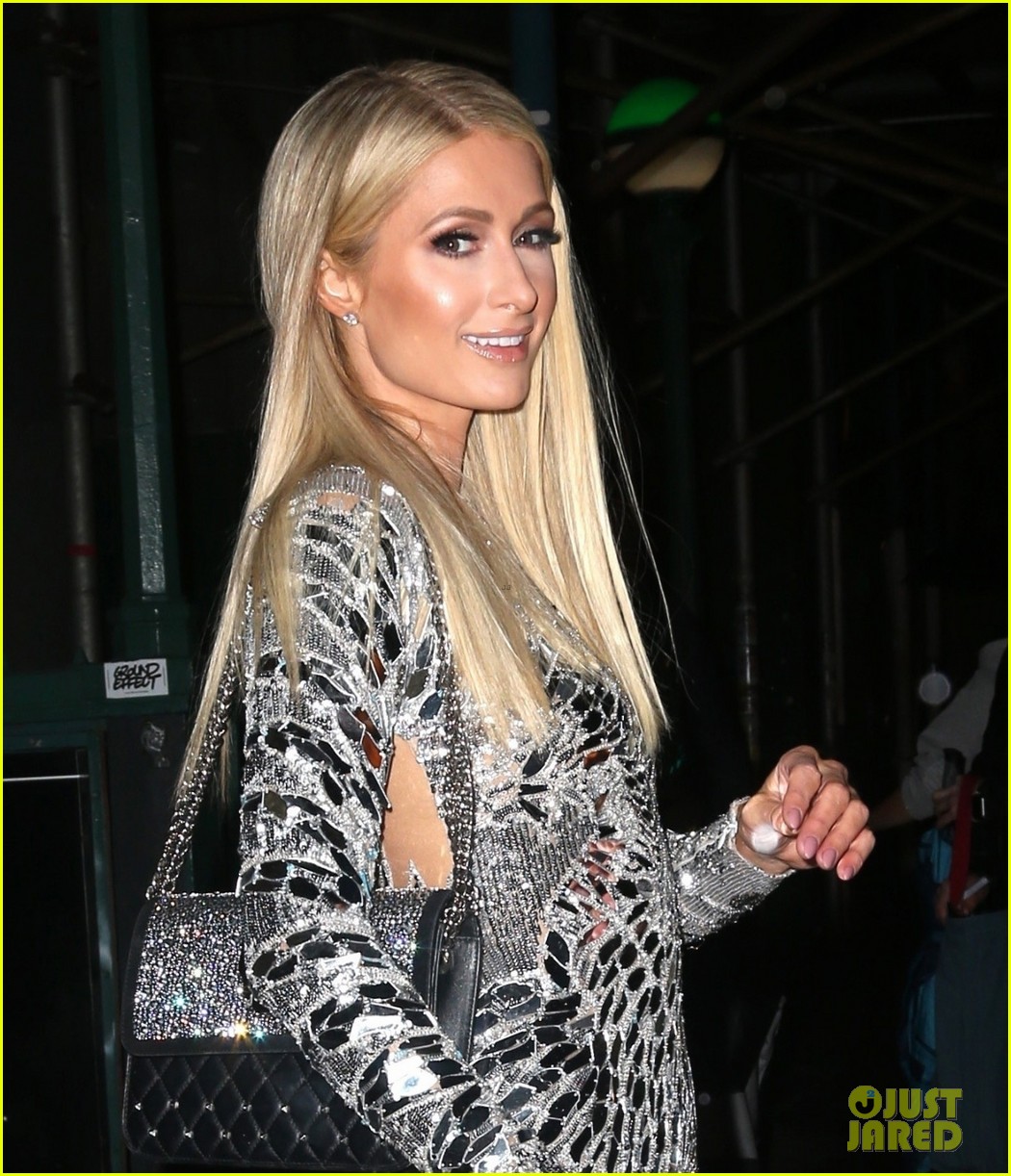 Paris Hilton Says That Lindsay Lohan is 'Lame' & 'Embarrassing' Photo