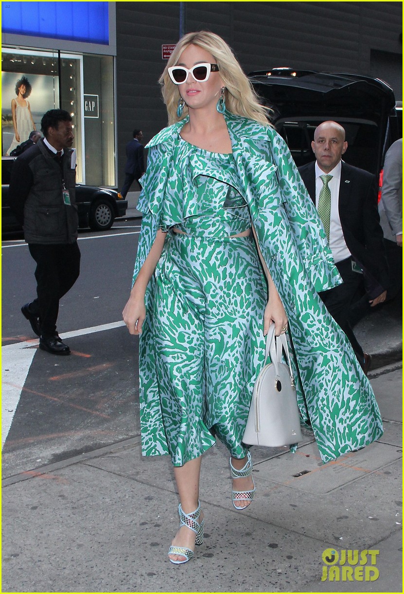 Katy Perry Reveals Chandelier Dress at Met Gala Weighed 40 Pounds