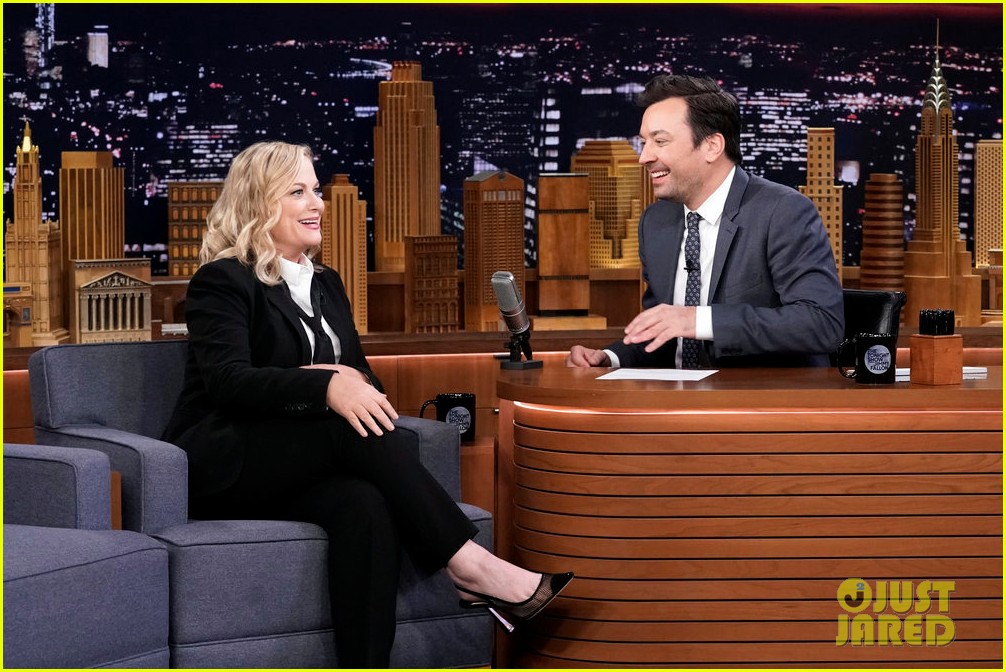 amy poehler jimmy fallon play hilarious round of shouting charades 044287833