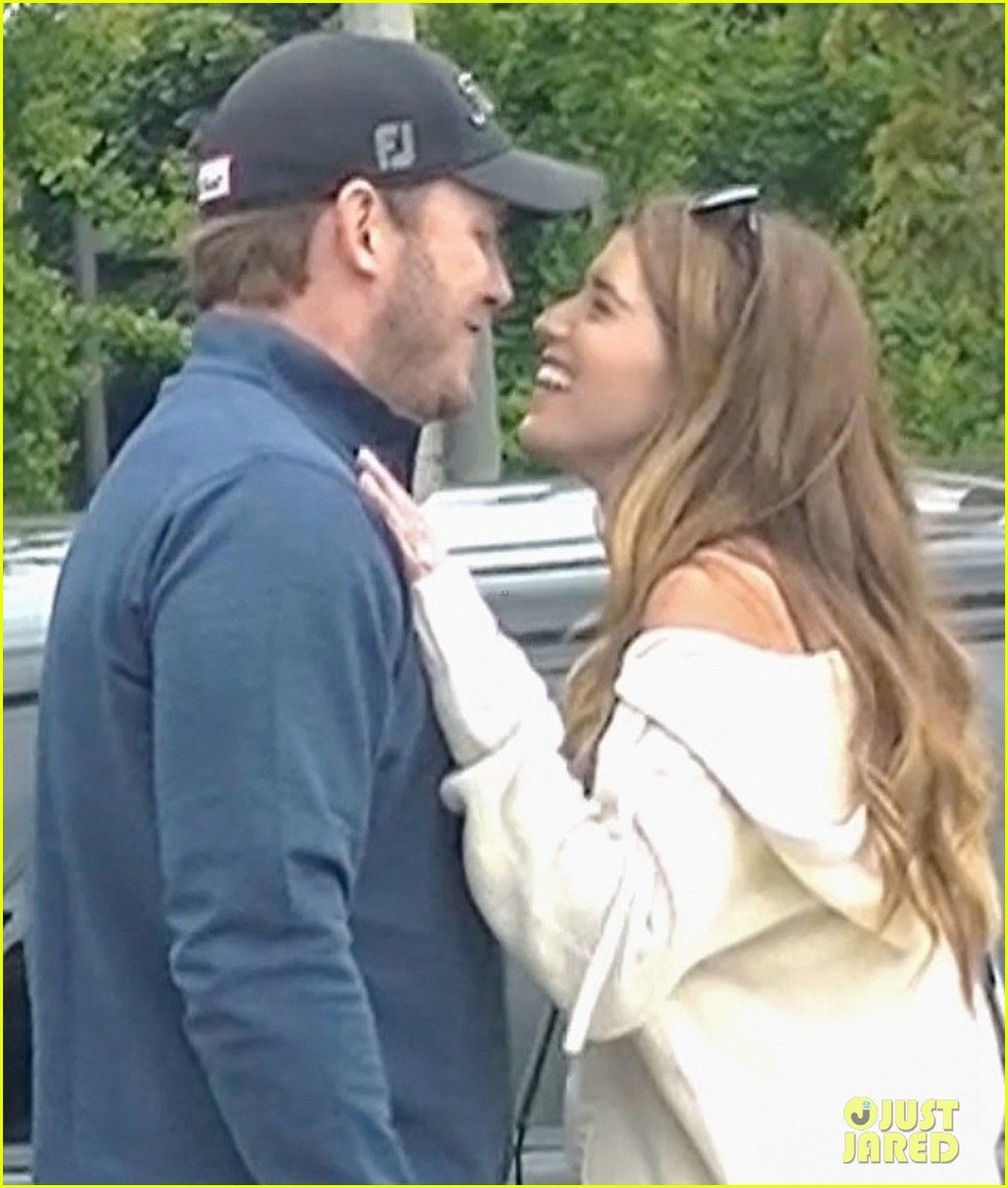 Chris Pratt & Katherine Schwarzenegger Share Cute Kisses After Shopping