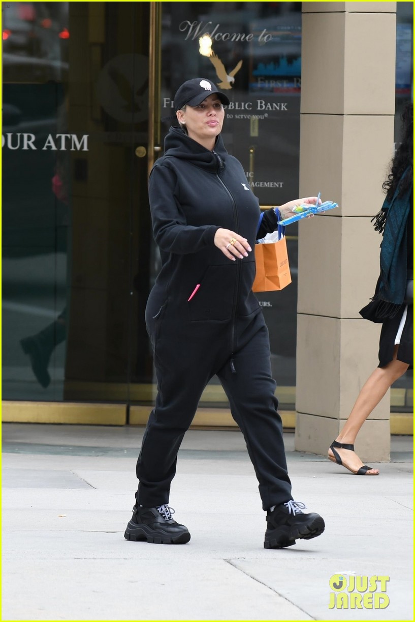 Pregnant Amber Rose Munches on Sour Punch Straws Photo 4289391 Amber