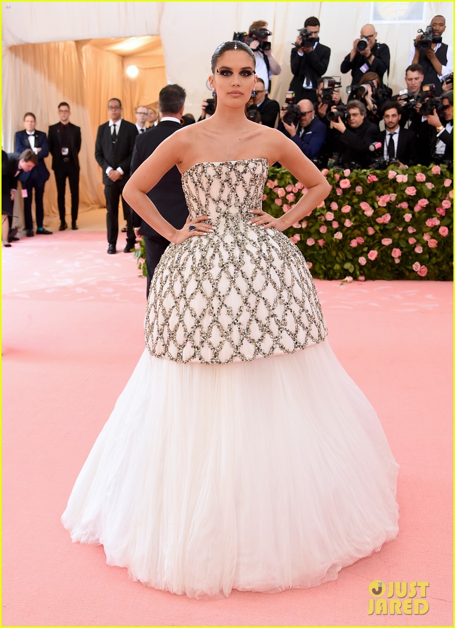 Sara Sampaio Twirls on the Pink Carpet at Met Gala 2019 Photo 4284983