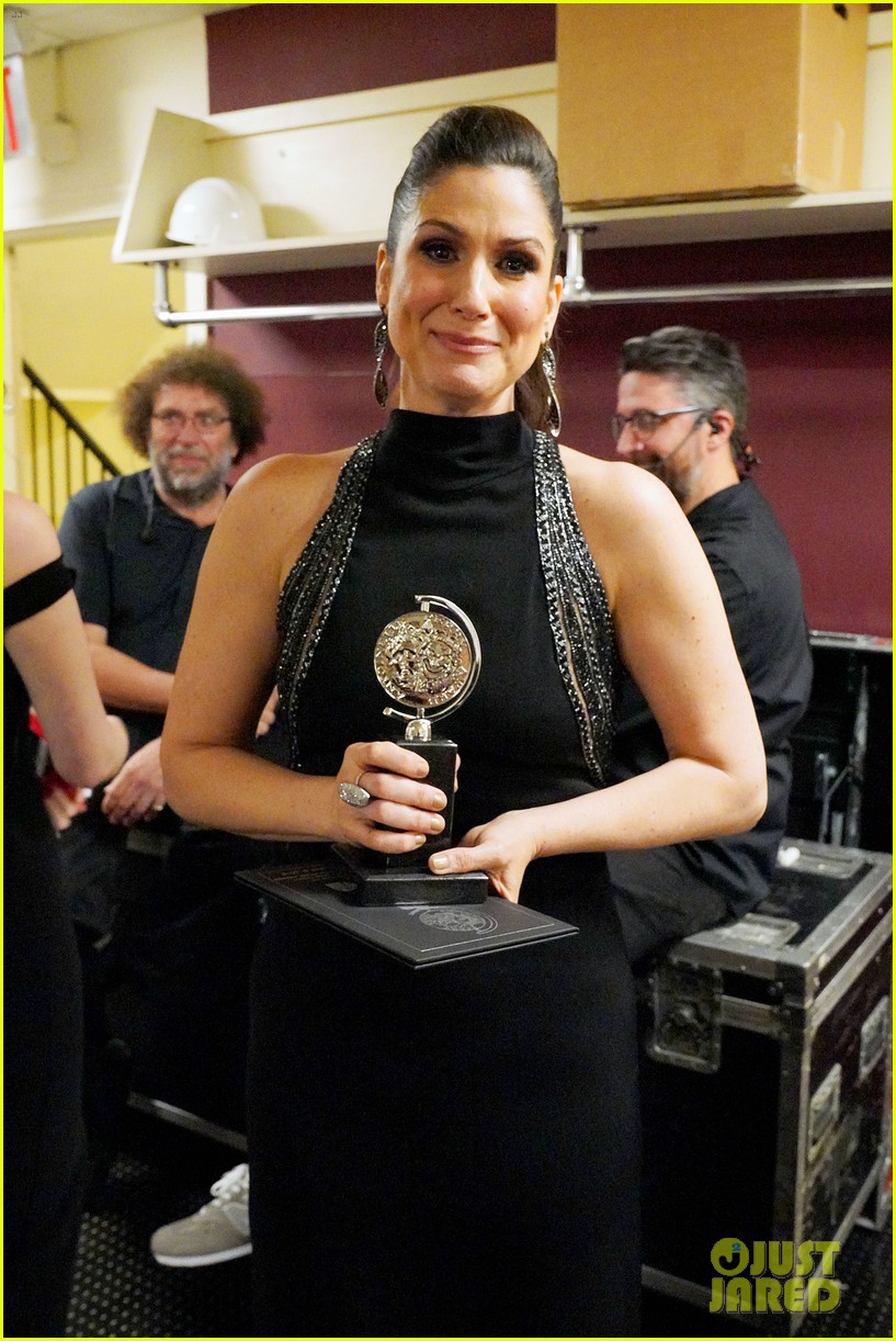 Photo stephanie j block tony win standing ovation 02 Photo 4308181